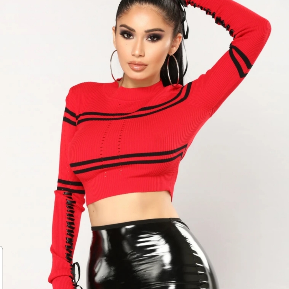 NWOT Crop top with Lace up sleeve detail Size L